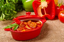 GOULASH À LA HONGROISE GOULASH À LA HONGROISE
