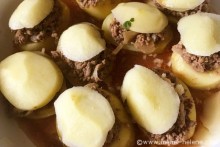 POMMES DE TERRE FARCIES A LA VIANDE POMMES DE TERRE FARCIES A LA VIANDE